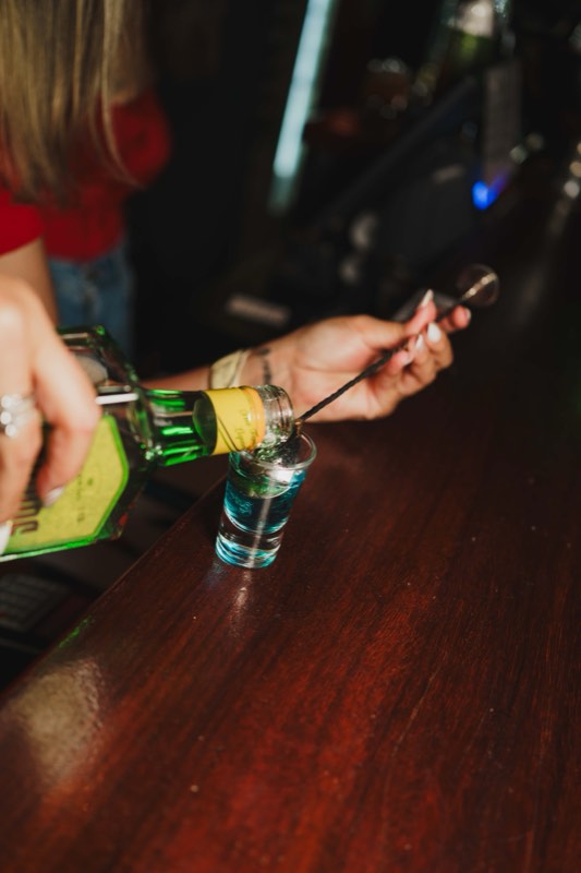 Bebida a ser servida ao balcão do bar