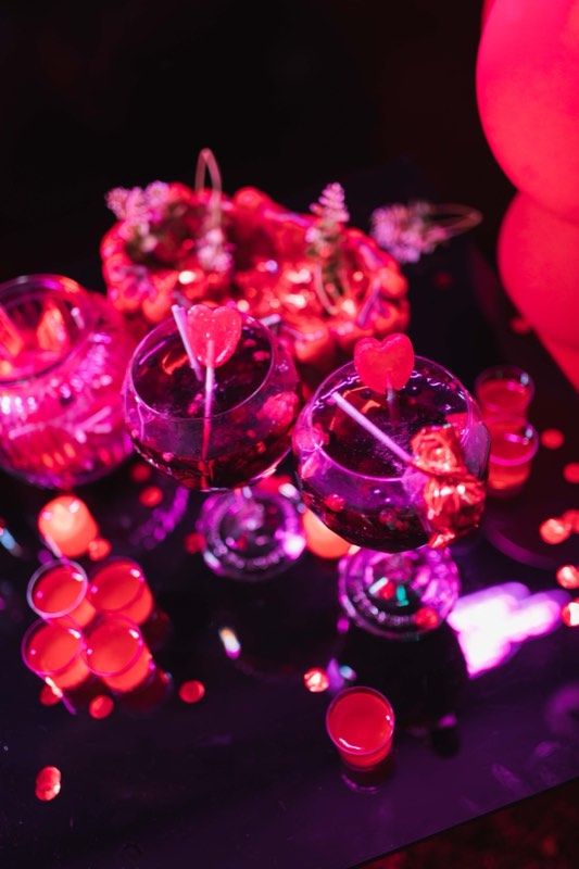 Cocktails e bebidas sobre a mesa, em luz de festa