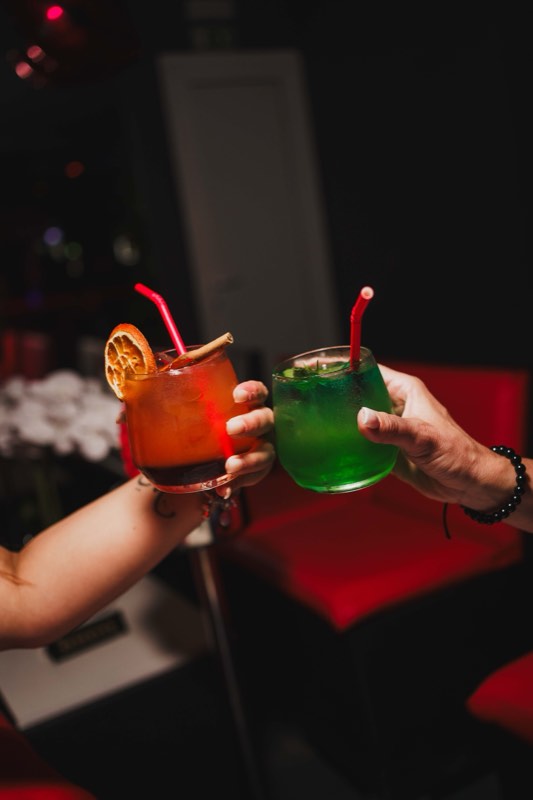 Brinde com dois cocktails coloridos