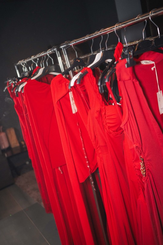Vestidos vermelhos pendurados nos bastidores