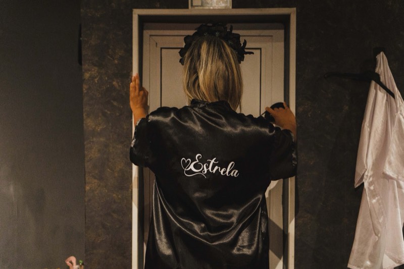 Performer de costas com roupão «Estrela», nos bastidores