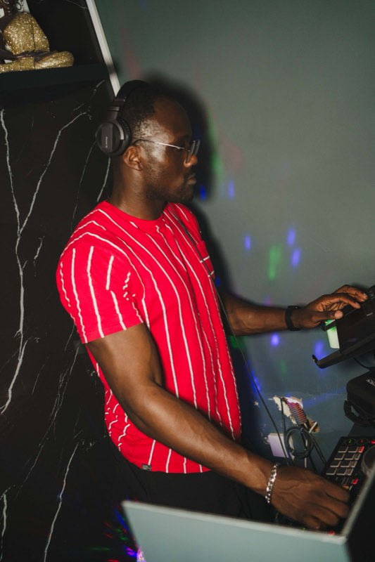 DJ a animar a noite na cabina