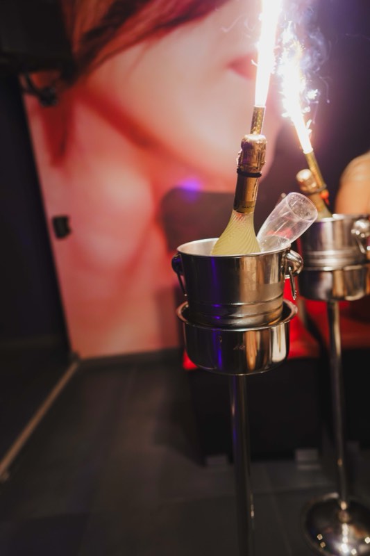Balde de champanhe com vela cintilante, serviço de garrafa